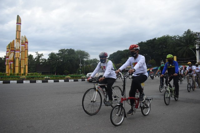 Wali Kota Pontianak, Edi Rusdi Kamtono, bersama komunitas, bersepeda saat menuju ke kantornya. Foto: Dok Humas Pemkot Pontianak