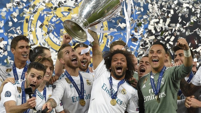 Sergio Ramos, Marcelo, bersama beberapa pemain Real Madrid saat merayakan gelar Juara Liga Champions tahun 2018 (Foto: LLUIS GENE/AFP)