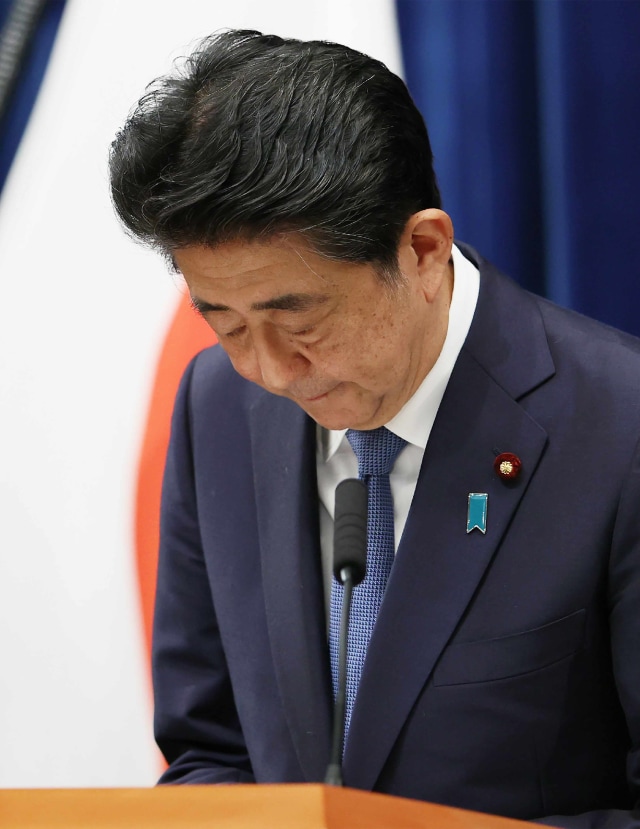 Shinzo Abe saat mengundurkan diri. Foto: JIJI PRESS/AFP