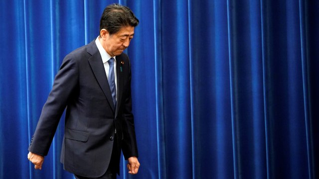 Konferensi Pers pengunduran diri PM Jepang, Shinzo Abe. Foto: Paul Robichon/Reuters/Pool