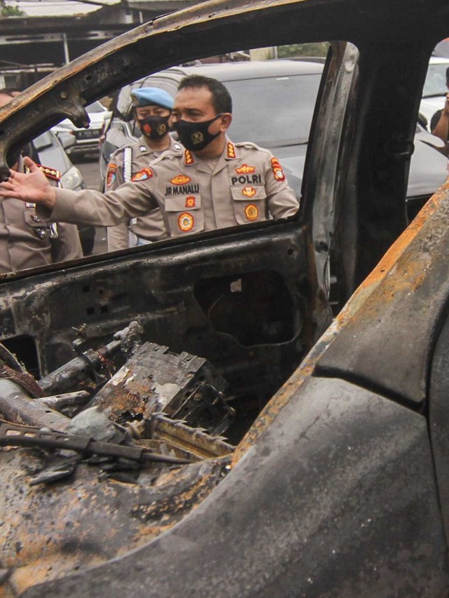 Polisi menunjukkan kondisi mobil yang rusak akibat penyerangan di Polsek Ciracas, Jakarta, Sabtu, (29/8).
 Foto: Asprilla Dwi Adha/Antara Foto