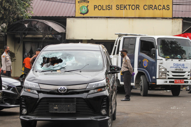 Suasana pasca penyerangan di Polsek Ciracas, Jakarta, Sabtu, (29/8). Foto: Asprilla Dwi Adha/Antara Foto