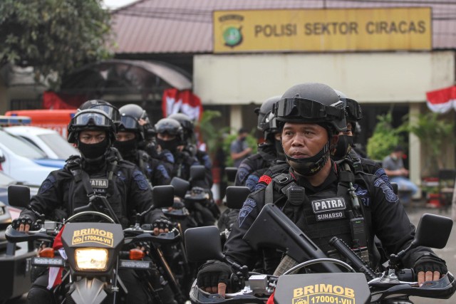 Sejumlah anggota Brimob berjaga setelah penyerangan di Polsek Ciracas, Jakarta, Sabtu, (29/8). Foto: Asprilla Dwi Adha/Antara Foto