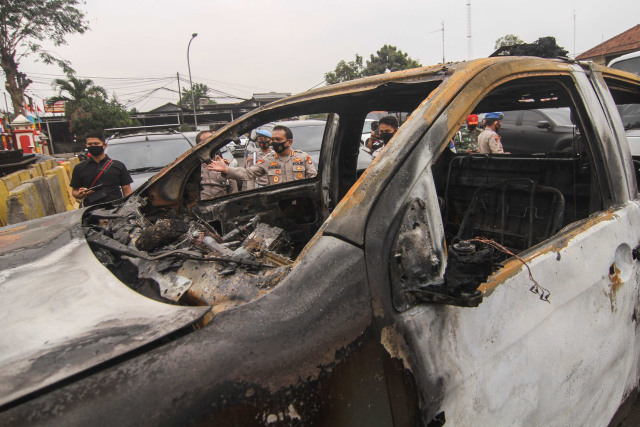 Kondisi mobil yang rusak akibat penyerangan di Polsek Ciracas, Jakarta, Sabtu, (29/8).
 Foto: Asprilla Dwi Adha/Antara Foto
