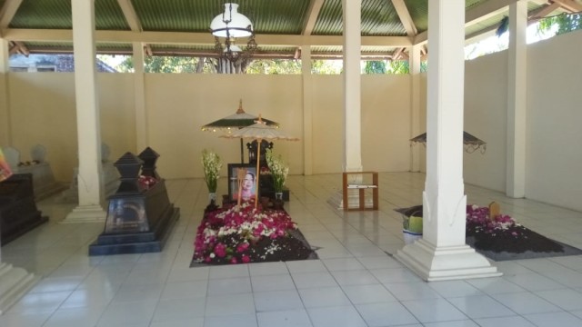 Jokowi Ziarah ke Makam Ibunda Didampingi Gibran, Warga Berebut Paket Sembako (17355)