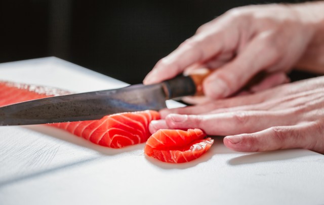 Ilustrasi salmon untuk sashimi dan sushi. Foto: Dok.Shutterstock