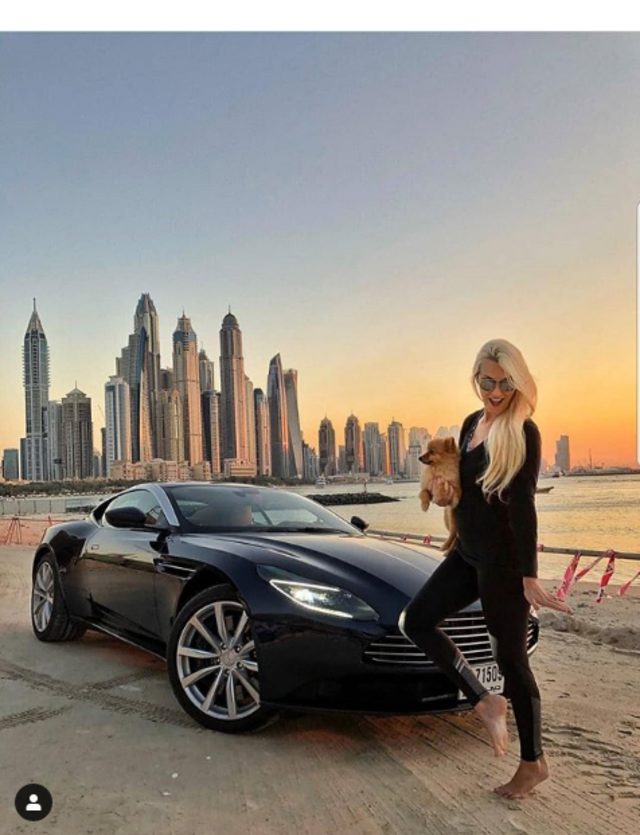 Salah satu crazy rich Dubai yang berpose di depan mobil mewah dan anjingnya. (Foto: Instagram/richkidsofdubai)