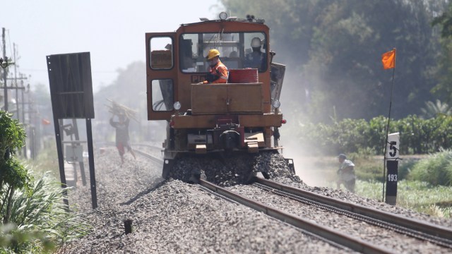 Petugas mengoperasikan mesin Profile Ballast Regulator (PBR) untuk merapikan batu yang ada di sekitar rel kereta api, di Desa Gampeng, Kediri, Jawa Timur. Foto: Prasetia Fauzani/Antara Foto