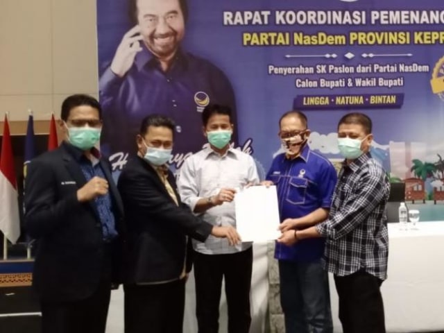 Alias Wello-Dalmasri Syam saat menerima SK Persetujuan Calon Bupati dan Wakil Bupati Bintan 2020 dari Ketua DPW NasDem Kepri, Muhammad Rudi (Foto:ist)