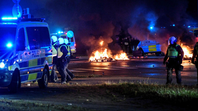 Suasana saat kerusuhan di lingkungan Rosengard di Malmo, Swedia. Foto: TT News Agency via REUTERS