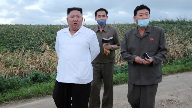 Pemimpin Korea Utara Kim Jong Un memeriksa daerah yang rusak akibat topan di Provinsi Hwanghae Selatan, Korea Utara. Foto: KCNA/via REUTERS