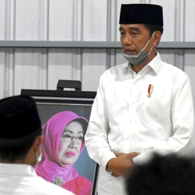 Presiden Joko Widodo berziarah ke makam Ibundanya Hj. Sudjiatmi Notomiharjo yang wafat pada tanggal 25 Maret 2020. Ibunda Jokowi sendiri dimakamkan di Dukuh Mundu, Desa Selokaton, Gondangrejo, Karanganyar