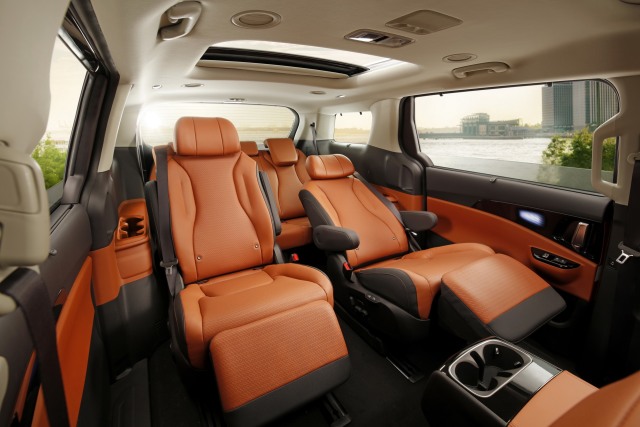 Wujud interior dan konfigurasi jok Kia Carnival terbaru. Foto: dok. Carscoops