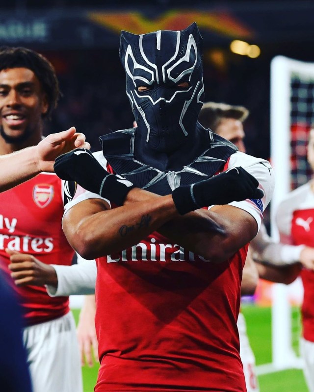 Pierre-Emerick Aubameyang memakai topeng Black Panther. Foto: Instagram/@arsenal
