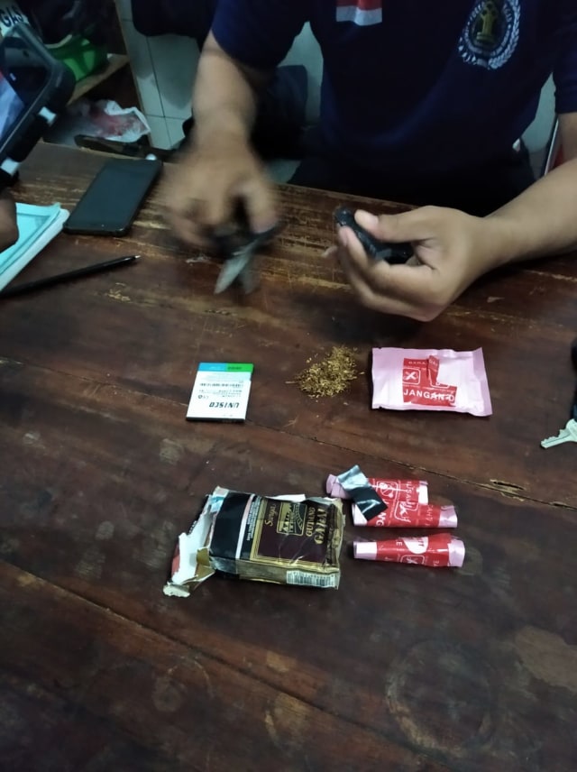 Petugas Lapas Kelas IIB Tegal, Jawa Tengah, menemukan sabu dan tembakau gorila yang dimasukan dalam bungkus rokok, Sabtu (29/8/2020).  (Foto: Istimewa)