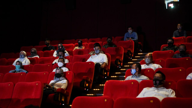 Penonton Bioskop XXI duduk berjaga jarak saat pemeriksaan kesiapan bioskop beroperasi kembali di Pusat Grosir Cililitan, Jakarta, Sabtu (29/8). Foto: Hafidz Mubarak A/ANTARA FOTO