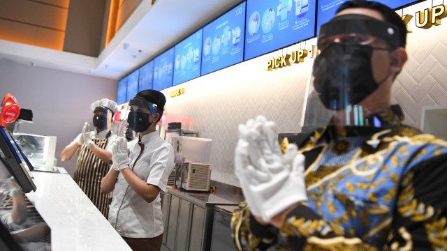 Pekerja Bioskop XXI menggunakan alat pelindung wajah dan masker saat dilaksanakan pemeriksaan kesiapan bioskop beroperasi kembali di Pusat Grosir Cililitan, Jakarta, Sabtu (29/8). Foto: Hafidz Mubarak A/ANTARA FOTO