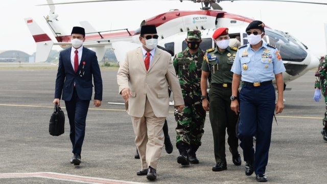 Menteri Pertahanan Prabowo Subianto saat menerima bantuan APD dari pemerintah Australia.  Foto: Kemhan