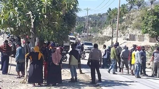 Suasana warga di Desa Loli, Kecamatan Banawa, Kabupaten Donggala, saat memblokir jalan transulawesi. Foto: Istimewa