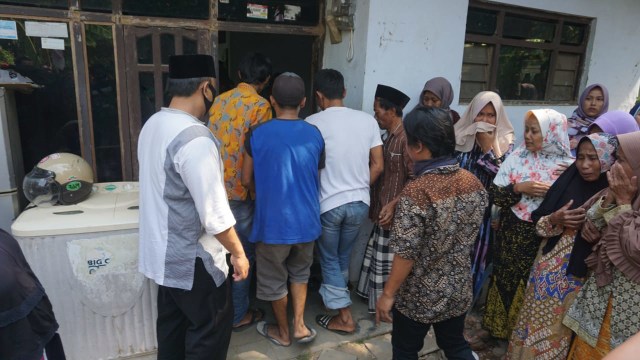 Kedatangan kedua korban disambut isak tangis keluarga di rumah duka. (Foto: Edi)