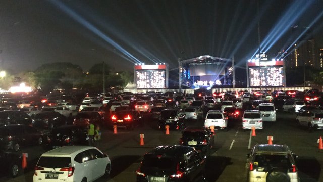 Suasana konser drive-in  di JIXExpo Kemayoran, Jakarta, Sabtu (29/8).
 Foto:  Alexander Vito/kumparan