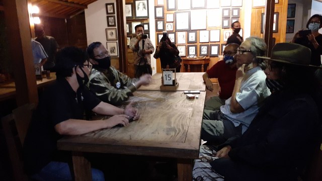 Menko Polhukam Mahfud MD bertemu seniman Yogyakarta seperti Butet Kertaradjasa, Sujiwo Tejo, Didik Nini Thowok dan yang lainnya Foto: Arfiansyah Panji Purnandaru/kumparan