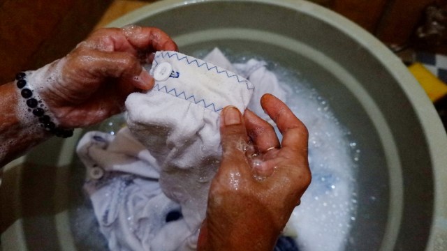 3 Langkah Ampuh Menghilangkan Noda Membandel Pakaian (43704)