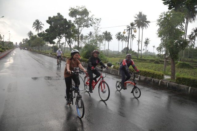 Susi Pudjiastuti bersepeda dengan kumparan.cc di Pangandaran, Jawa Barat. Foto: Aditia Noviansyah/kumparan