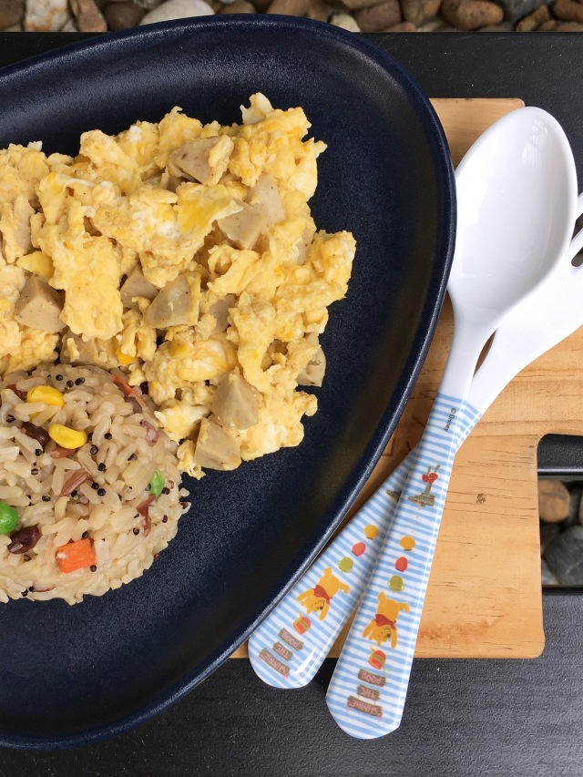 Ilustrasi nasi goreng sayur scramble egg untuk sarapan anak. Foto: Shutterstock