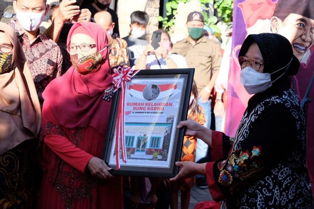 Wali Kota Risma saat serah terima rumah kelahiran Bung Karno di Surabaya pada 17 Agustus 2020