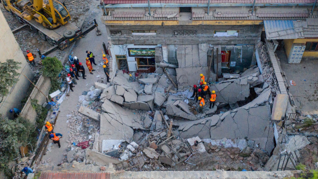 Foto udara penyelamat mencari korban restoran yang ambruk di Linfen, Shanxi, China. Foto:  STR / CNS / AFP