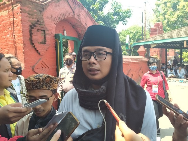Juru Bicara Perwakilan Forum Silaturahmi Dzuriah Kanjeng Sinuhun Kanjeng Sunan Gunung Jati, Ibas saat diwawancarai awak media. (Juan)