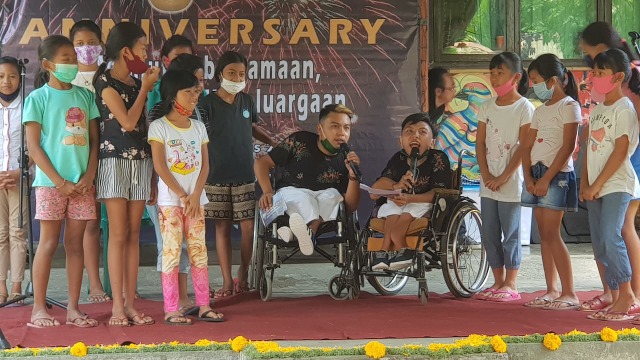 Anggota Yayasan Cahaya Mutiara Ubud bergembira bersama dengan anak-anak dari Desa Adat Kawan Tengah, Tampaksiring, Bali - IST