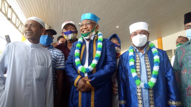 Bakal pasangan calon Wali Kota dan Wakil Wali Kota Ternate, Mohammad Yamin Tawari-Abdullah Tahir dijemput pengurus partai pendukung dan simpatisan di Bandara Babullah Ternate. Foto: Rajif Duchlun/cermat