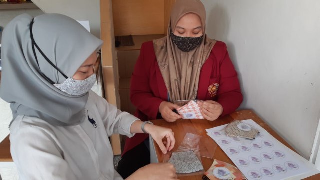 Membantu pelaku usaha untuk packaging masker yang akan dijualkan