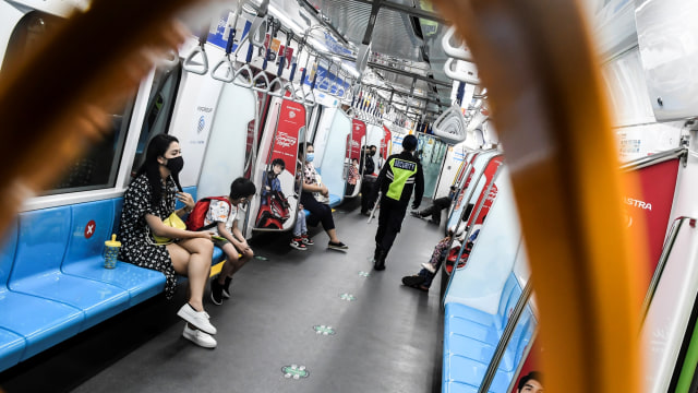 Sejumlah penumpang berada di dalam angkutan kereta Moda Raya Terpadu (MRT) di Jakarta, Minggu (30/8). Foto: Muhammad Adimaja/ANTARA FOTO