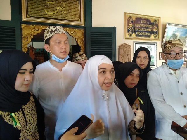 Perwakilan Keluarga Kasultanan Kasepuhan Cirebon, Ratu Mawar Kartina saat diwawancarai awak media. (Juan)