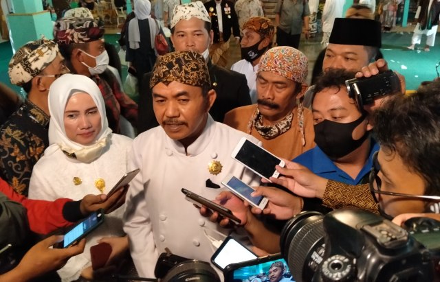 Perwakilan Keluarga Keraton Kasepuhan Cirebon, Pangeran Chaidir saat dimintai keterangan pers usai Jumenengan Sultan Sepuh XV Cirebon. (Juan)
