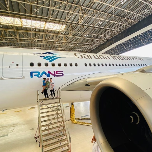 Logo RANS terpampang di badan pesawat Garuda Indonesia. Foto: Instagram/@raffinagita1717