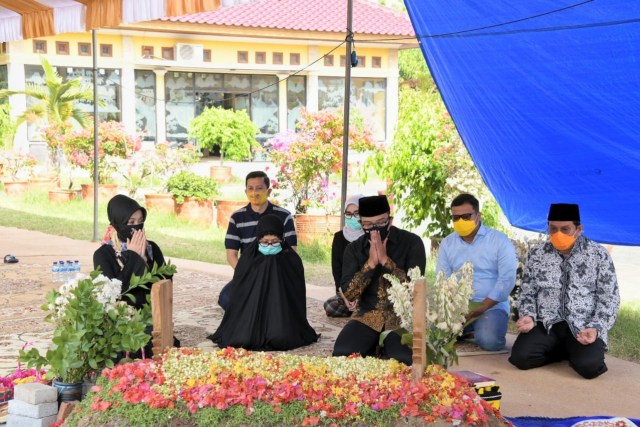 Gubernur Jawa Barat, Ridwan Kamil melakukan takziyah ke makam mantan Bupati Indramayu (Alm) Irianto MS Syafiuddin. (Humas Jabar)