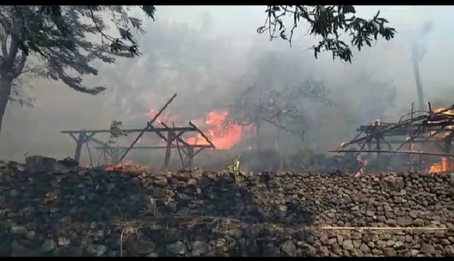 Kebakaran rumah adat di Kampung Napaulun, Desa Bunga Muda, Kecamatan Ile Ape, Kabupaten Lembata, Minggu (30/8/2020). Foto: istimewa.