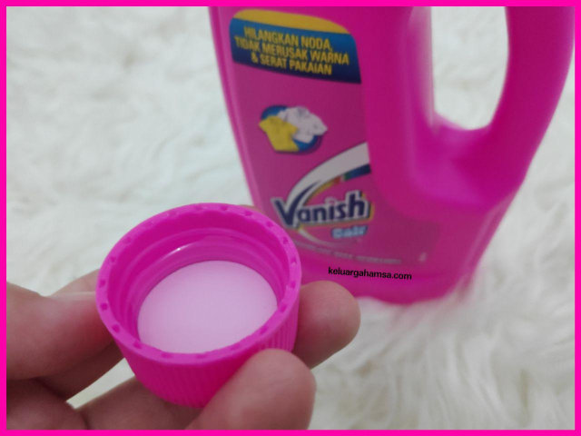 Campur Vanish dengan deterjen untuk menghilangkan noda membandel pada pakaian.