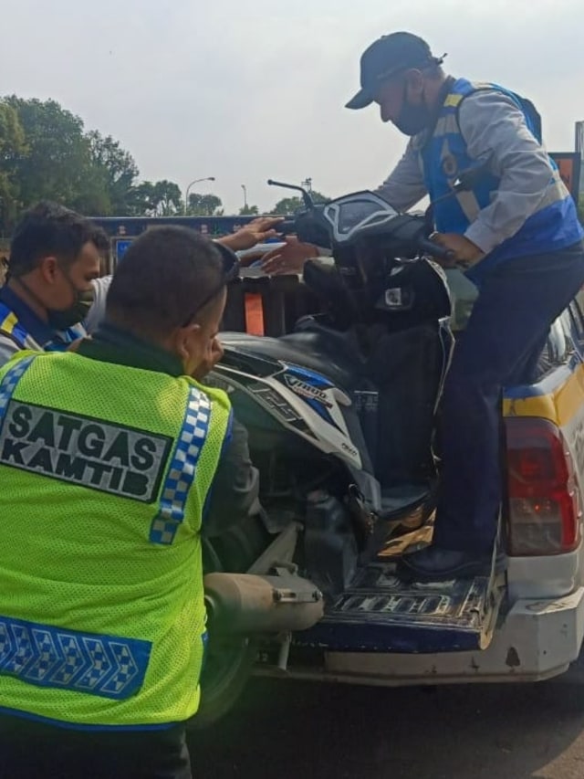 Petugas Jasa Marga mengevakuasi motor yang masuk Tol Cikampek. Foto: Jasa Marga