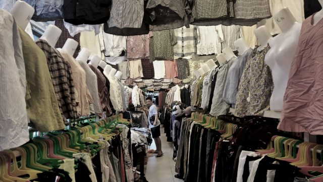 Deretan pakaian yang dipajang di pasar rombengan, Ternate. Foto: Rizal Syam/cermat