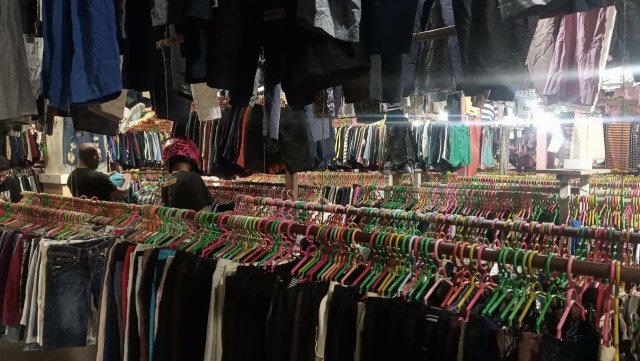 Mengunjungi Pasar Pakaian Bekas di Ternate: Tetap Modis dengan Harga