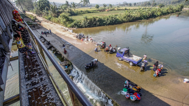 Ilustrasi air waduk yang menipis. Foto: Yulius Satria Wijaya/ANTARA FOTO