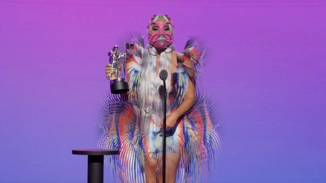 Lady Gaga saat menerima penghargaan pada VMA MTV 2020. Foto: VIACOM/via REUTERS