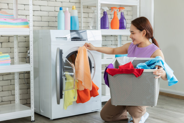 Ilustrasi mencuci baju. Foto: Shutterstock