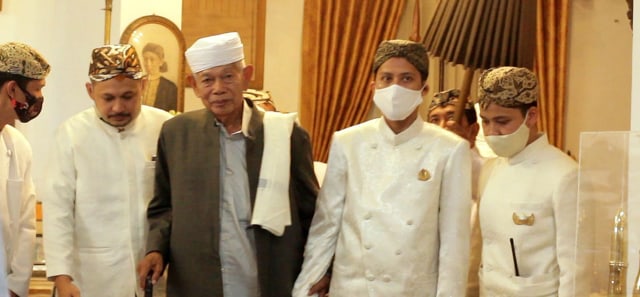 Prosesi pelantikan Putera Mahkota Pangeran Luqman Zulkaedin jadi Sultan Sepuh XV Keraton Kasepuhan Cirebon. (Juan)