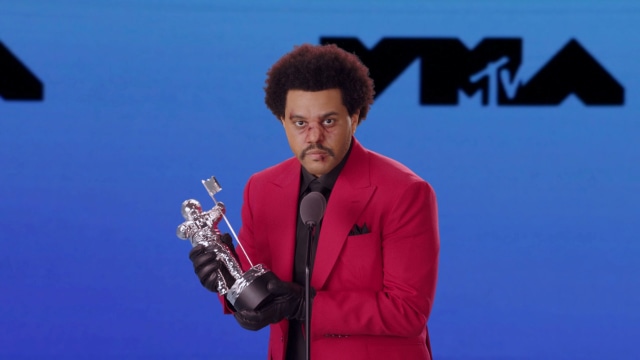 The Weeknd saat menerima penghargaan pada VMA MTV 2020. Foto: VIACOM/via REUTERS